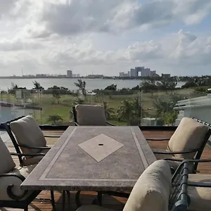 big-penthouse-with-amazing-view-private-rooftop-jacuzzi.quintano-roohotels.com/